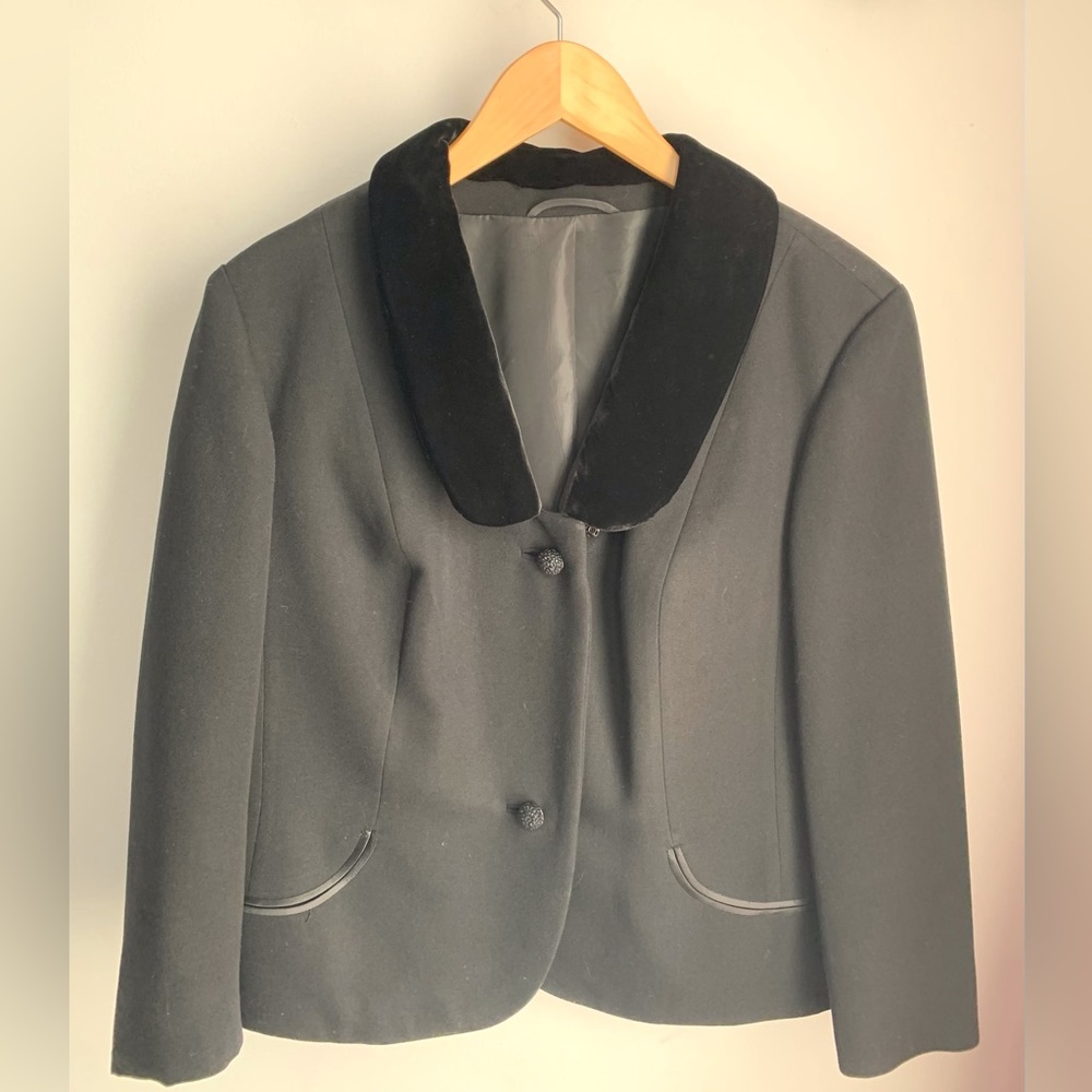 ⭐️NEW PRICE⭐️True Vintage Jacket with Velvet Lapels PLUS SIZE
